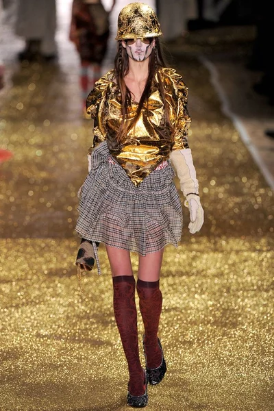 Look 32